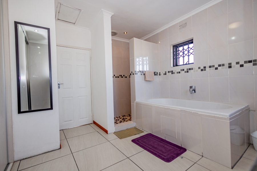 6 Bedroom Property for Sale in Sanddrift Western Cape